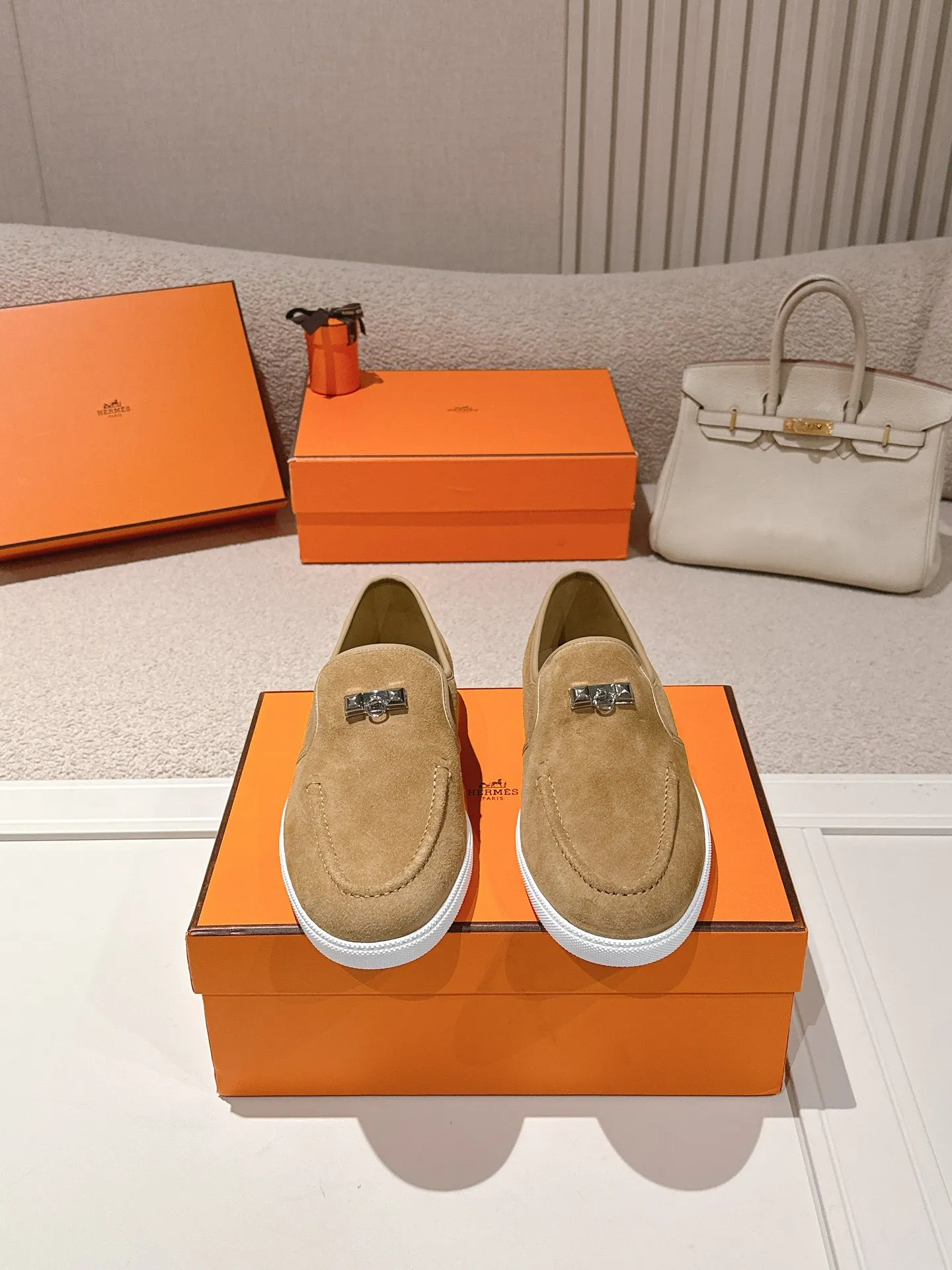 Men's Men's Shoes 600💰 Hermes# Couple Studded Loafers Calfskin and suede goatskin lace-up free sneakers with signature "H" detail. The design is simple and smooth, creating a fashionable urban look. It is comfortable and versatile. H family classics are not outdated, and the delivery counter is exquisitely packaged🛍📦 Fabric: Original customized imported first-layer cowhide/cow down Lining: Imported soft sheepskin Sole: Original open-molded anti-slip TPU material Size: 35-45